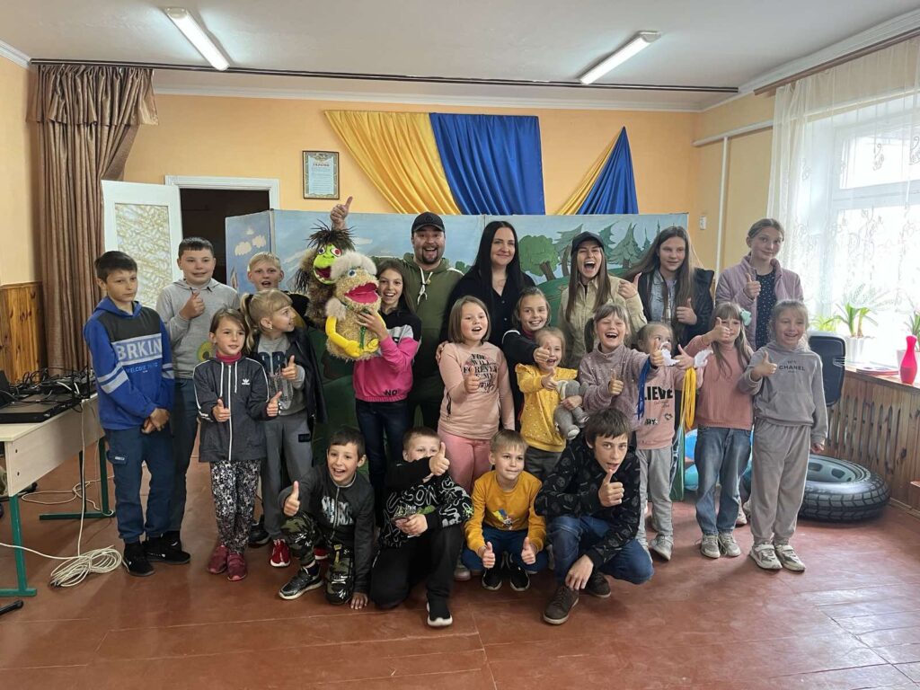 Житомирський академічний обласний театр ляльок продовжує радувати дітей у населених пунктах області
