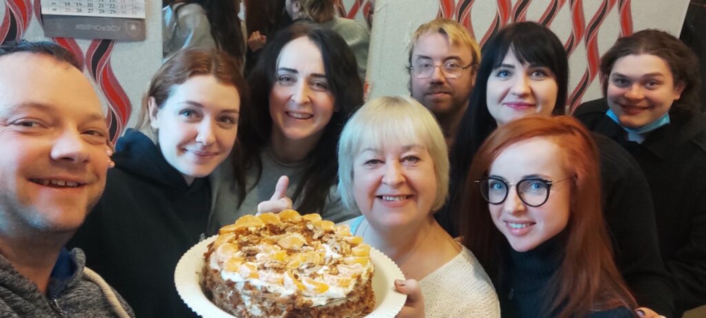 Вітаємо актрису Тетяну Вікарчук з нагоди відзначення 40-річного безперервного стажу роботи в Житомирському академічному обласному театрі ляльок